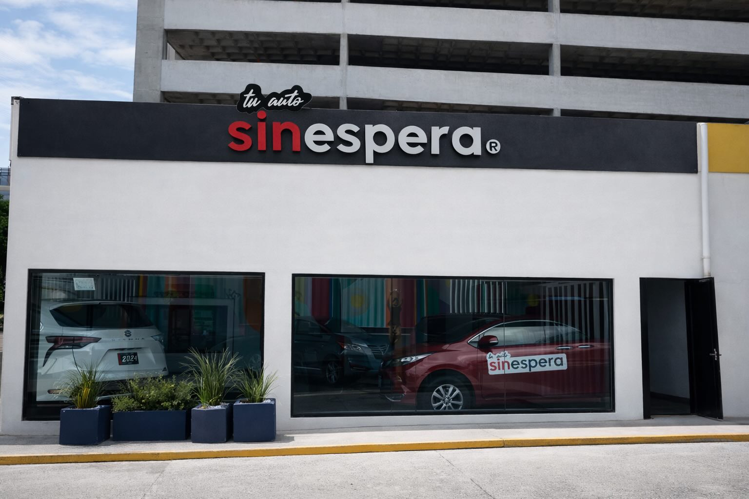Fachada comercial para local retail en Monterrey